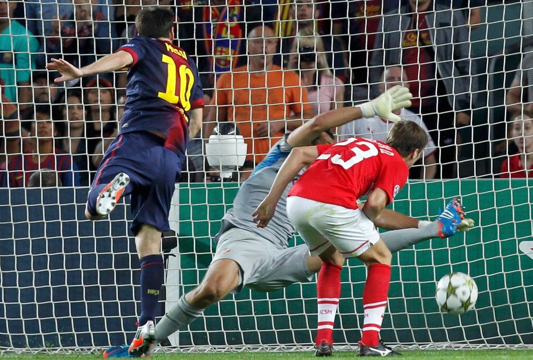Lionel Messi střílí branku do sítě Spartaku Moskva