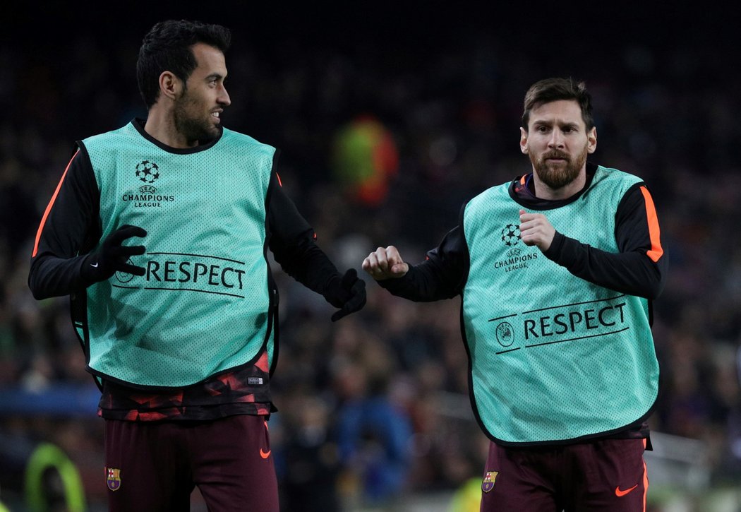 Lionel Messi se jako náhradník rozcvičoval v duelu Ligy mistrů proti Benfice se spoluhráčem Sergiem Busquetsem