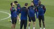 Fotbalisté Barcelony na tréninku před duelem s PSG, vpravo Eric Abidal, který se po transplantaci jater úspěšně vrátil do týmu