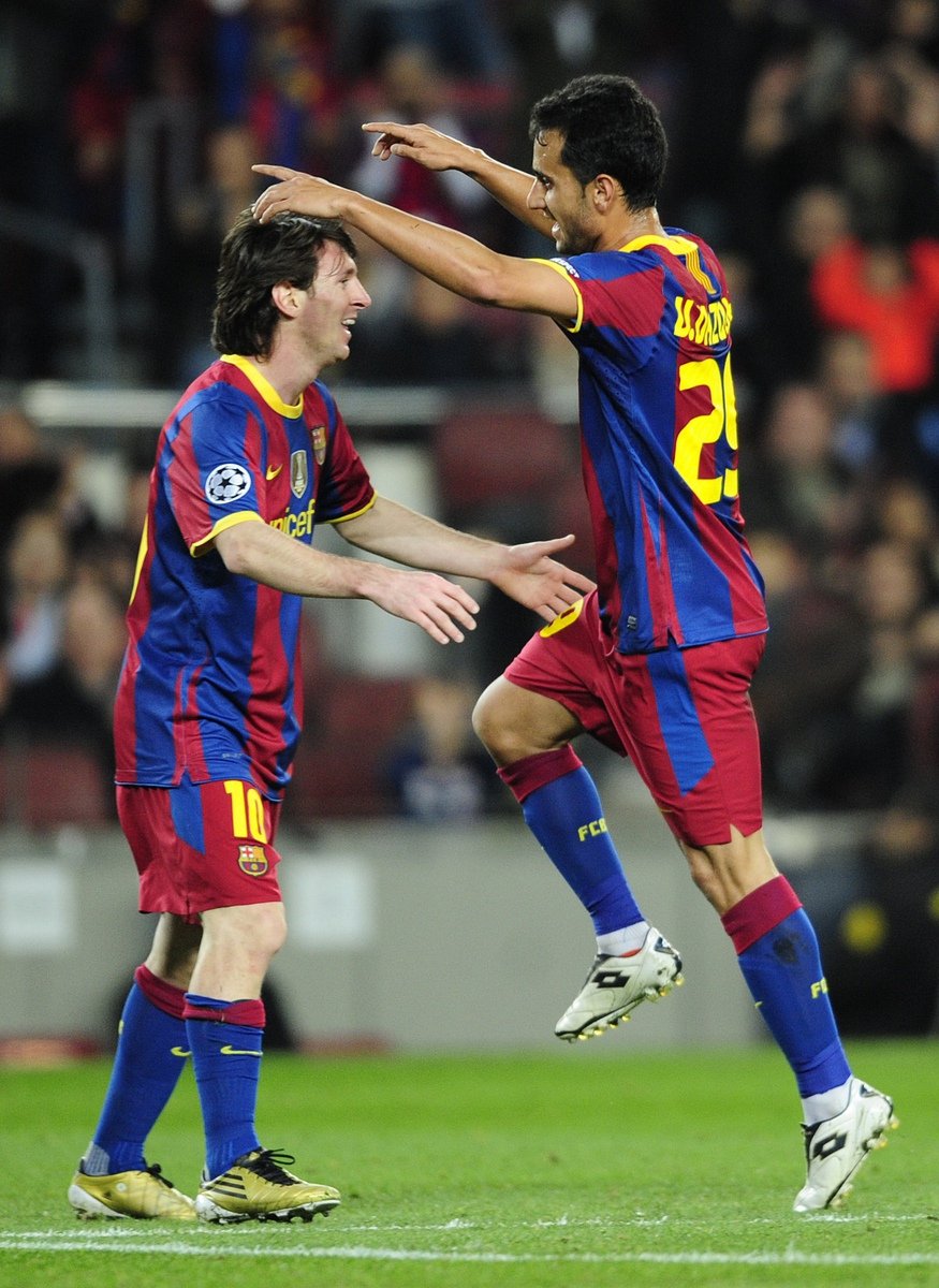Victor Vazquez a Lionel Messi z Barcelony slaví gól