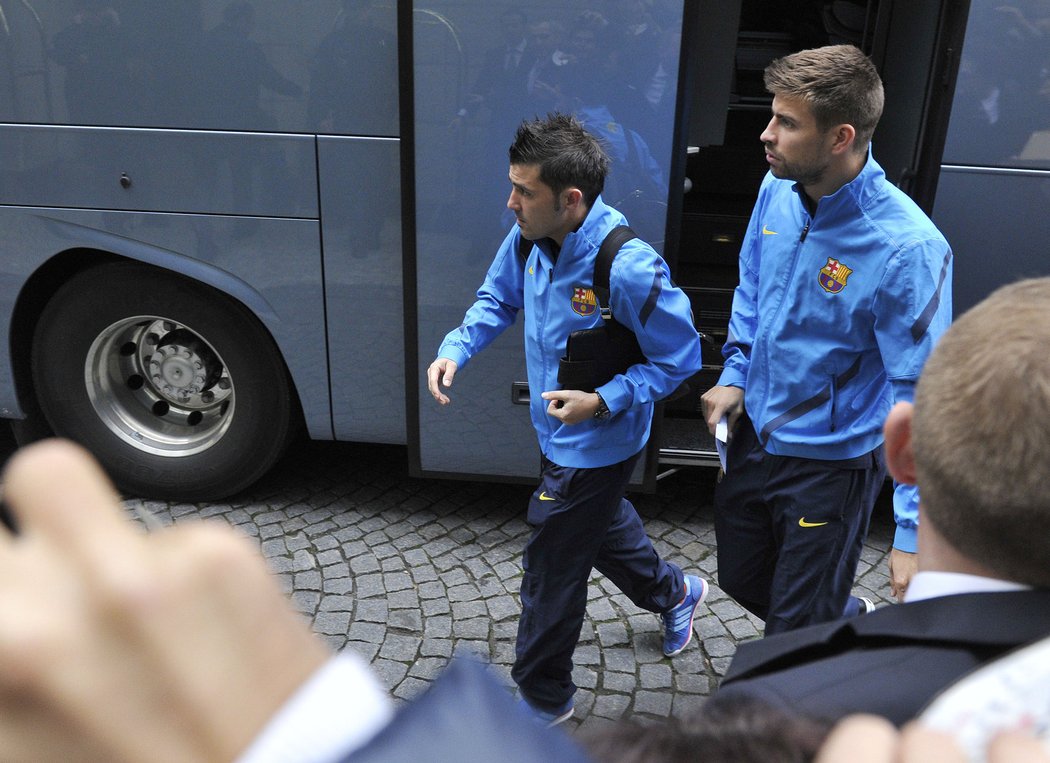 Villa s Piquém kráčí od autobusu do hotelu Four Season
