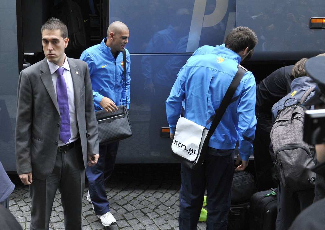 Gólman Barcelony Viktor Valdés (uprostřed) vystupuje z autobusu