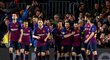 Fotbalisté Barcelony slaví branku Lionela Messiho do sítě Lyonu
