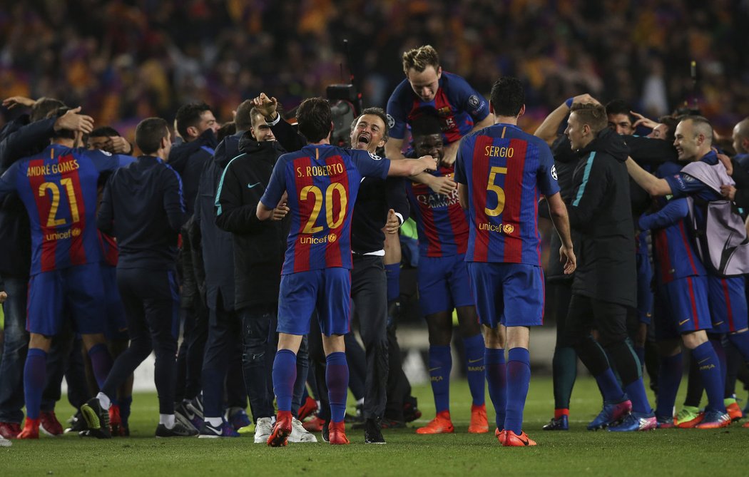 Luis Enrique a střelec vítězné branky Sergi Roberto slaví historický postup Barcelony