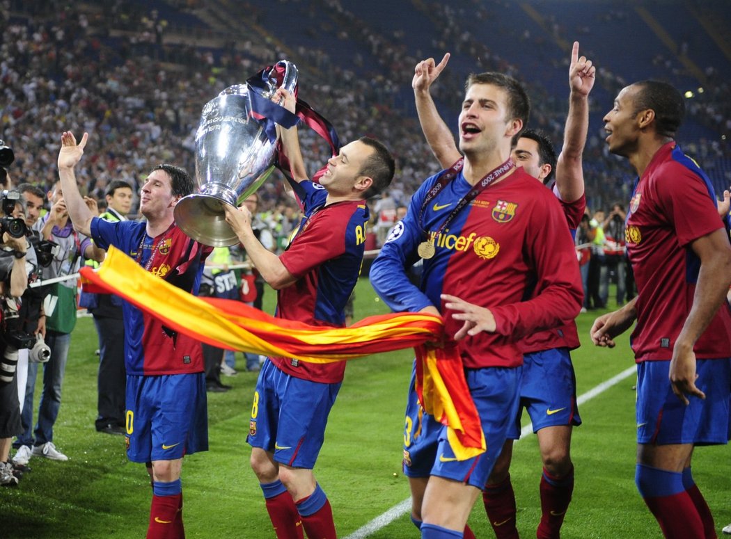 Hráči Barcelony s vítěznou trofejí.