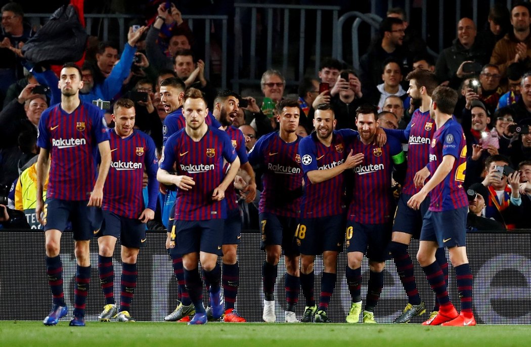 Fotbalisté Barcelony slaví branku Lionela Messiho do sítě Lyonu