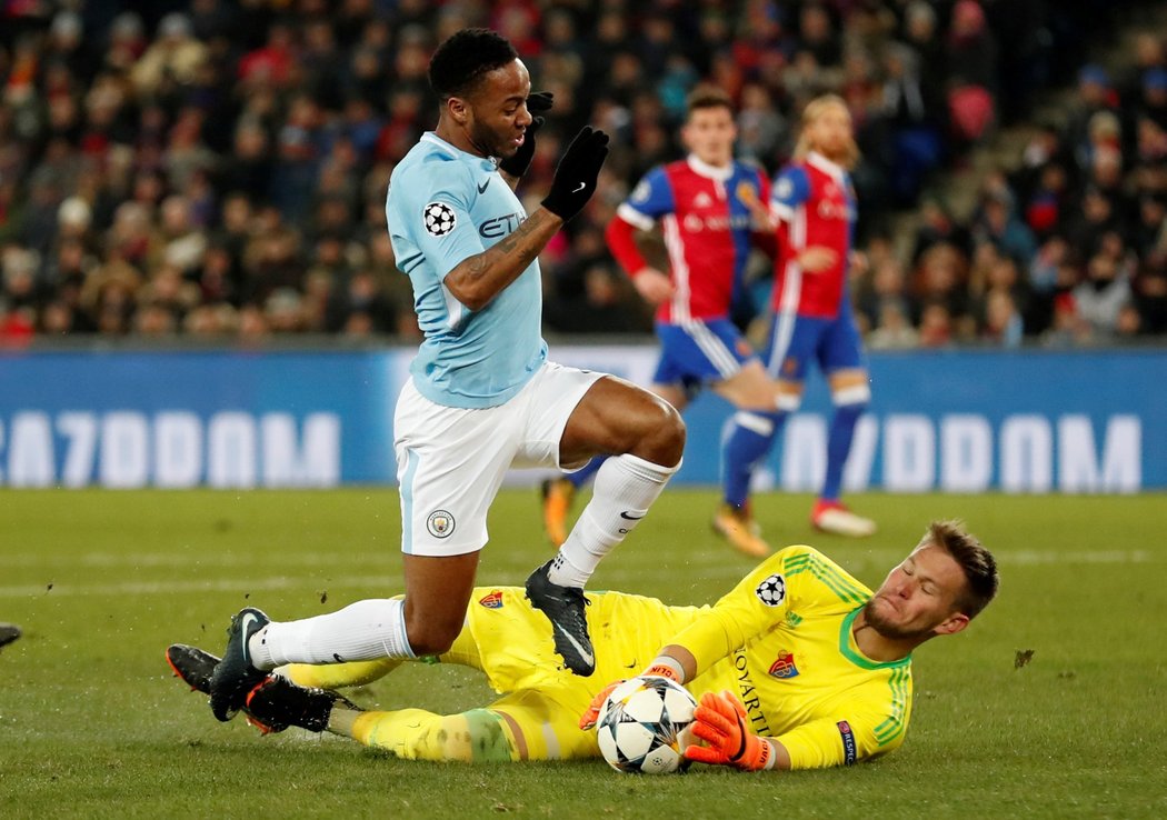 Tomáš Vaclík a Raheem Sterling