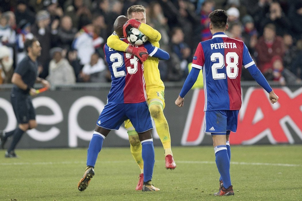 Český brankář Tomáš Vaclík z Basileje slaví výhru nad Manchesterem United se spoluhráči Ederem Balantou a Raoulem Petrettou