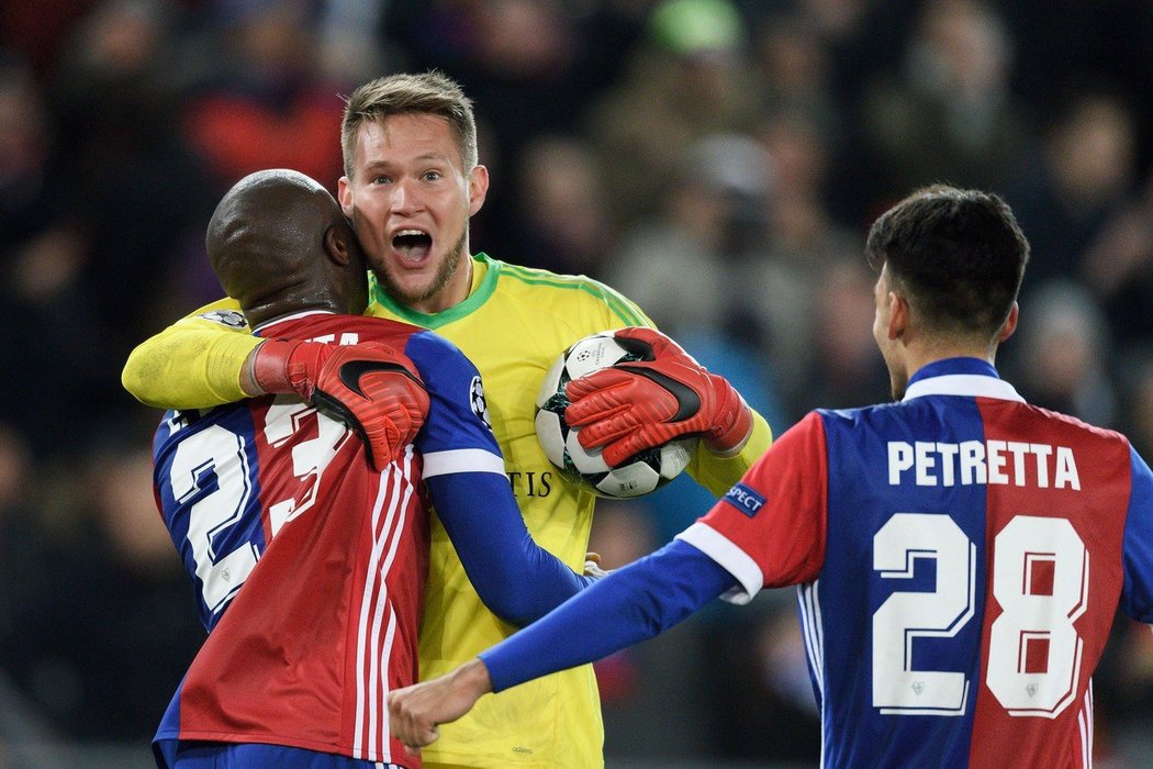 Český brankář Tomáš Vaclík z Basileje slaví výhru nad Manchesterem United se spoluhráči Ederem Balantou a Raoulem Petrettou