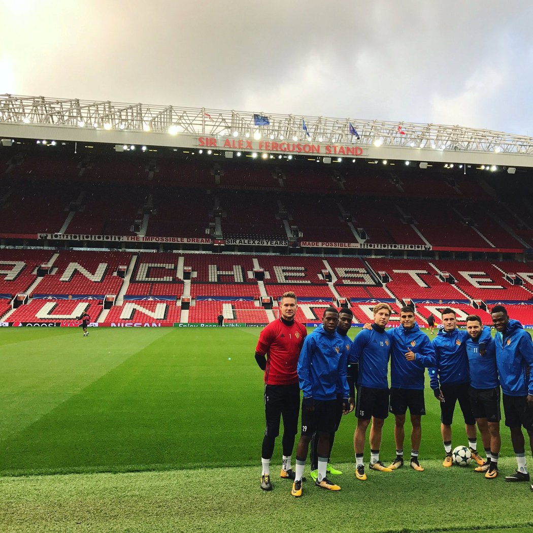 Fotbalisté Basileje s Tomášem Vaclíkem (vlevo) pózují během tréninku na Old Trafford