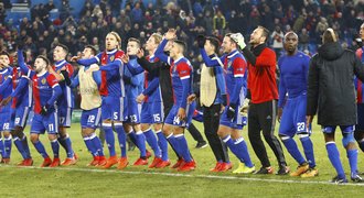 Basilej s Čechy zdolala United! Giganti slaví postup, PSG smetlo Celtic 7:1