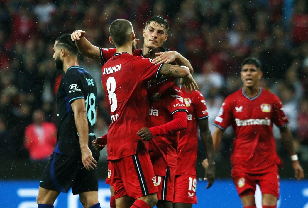 Fotbalisté Leverkusenu se radují z trefy Roberta Andricha
