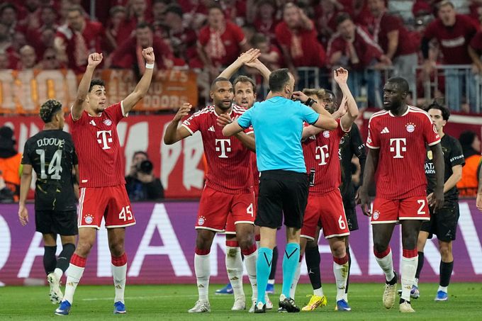 Spor o ruce v Lize mistrů. Experti nechápou pravidla. Kompany: Je potřeba trochu rozumu Spor o ruce v Lize mistrů. Experti nechápou pravidla. Kompany: Je potřeba trochu rozumu