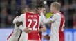 Fotbalisté Ajaxu po vyrovnání v zápase s Bayernem Mnichov