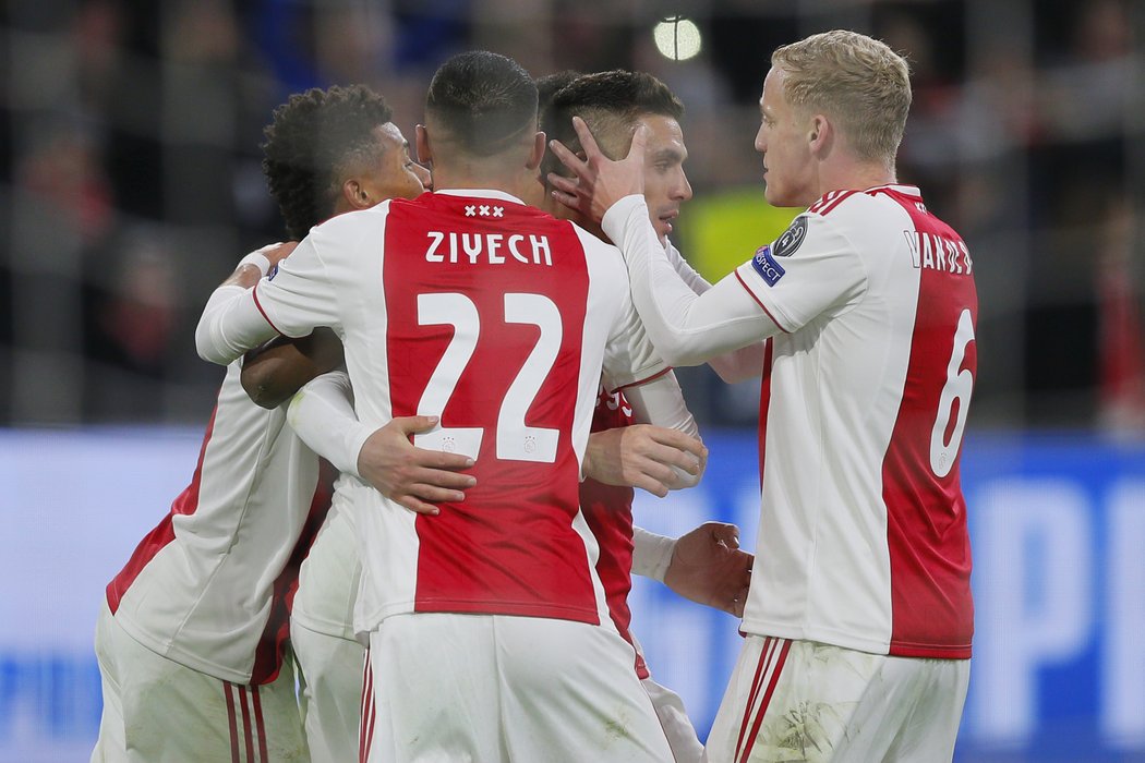 Fotbalisté Ajaxu po vyrovnání v zápase s Bayernem Mnichov