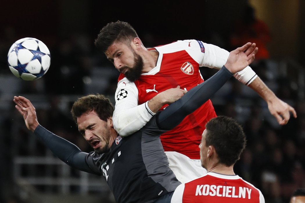 Olivier Giroud v hlavičkovém souboji s Matsem Hummelsem v zápase Arsenal - Bayern