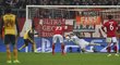 Penaltu Manuel Neuer Sánchezovi chytil, dorážku už však ne