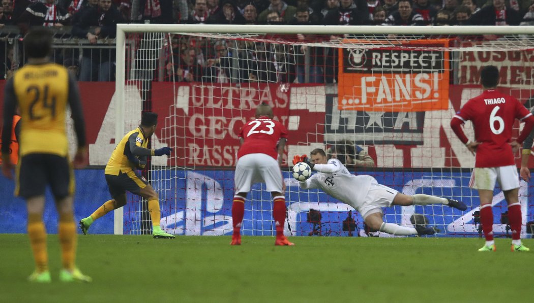Penaltu Manuel Neuer Sánchezovi chytil, dorážku už však ne