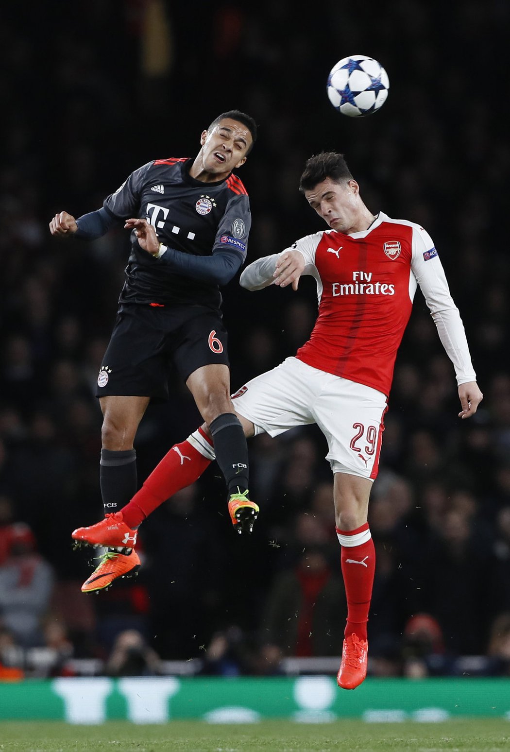 Granit Xhaka z Arsenalu a Thiago Alcantara z Bayernu v hlavičkovém souboji