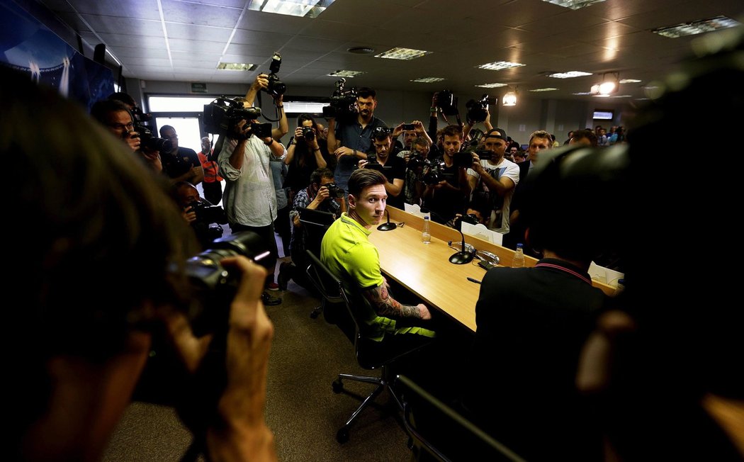 Když přijde Messi mezi novináře. Tisková konference před semifinále Ligy mistrů mezi Barcelonou a Bayernem