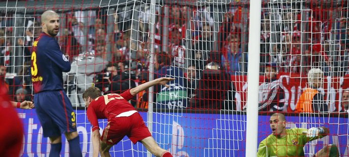 Obránce Barcelony Gerard Piqué se ohlíží po asistentovi rozhodčího poté, co skóroval Thomas Müller v úvodním semifinále Ligy mistrů. Gól platil, Bayern nakonec vyhrál 4:0.