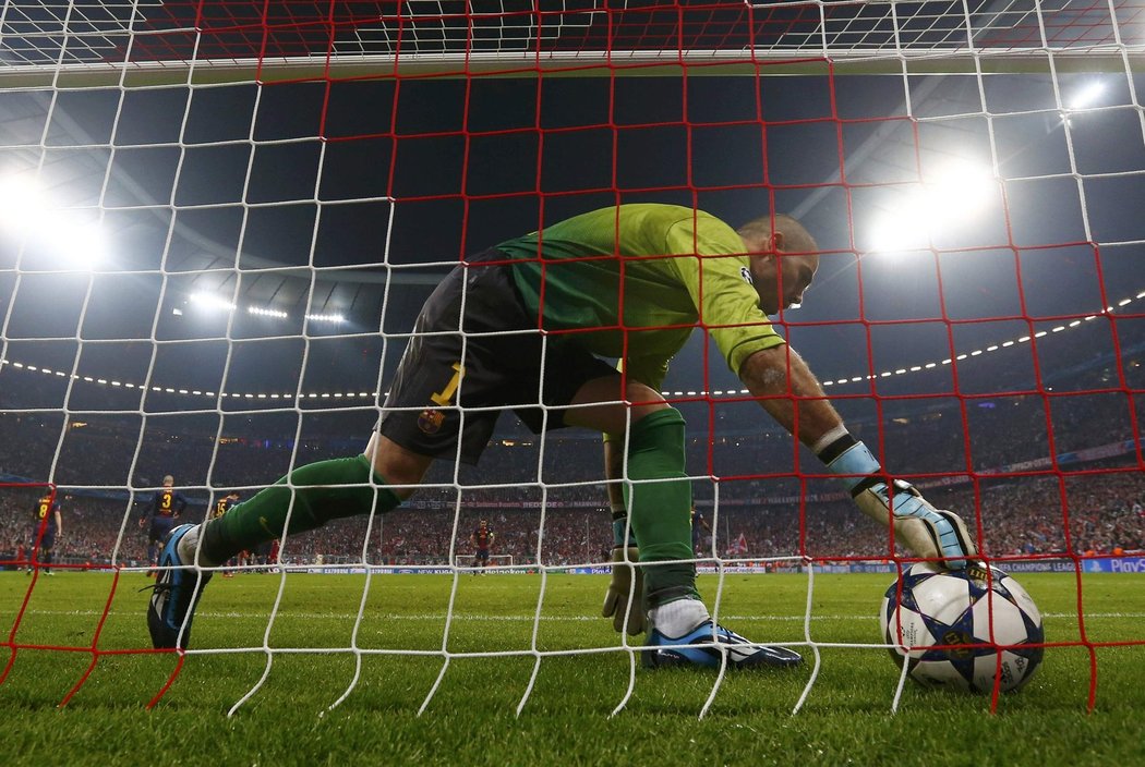 Victor Valdés lovil v úvodním semifinále Ligy mistrů na hřišti Bayernu hned čtyřikrát míč ze své sítě.