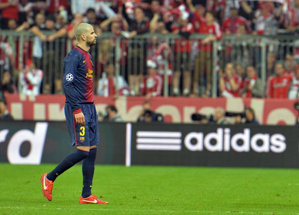 Obránce Barcelony Gerard Piqué zklamaně kráčí po mnichovském trávníku. Barca prohrála v úvodním semifinále Ligy mistrů s Bayernem 0:4