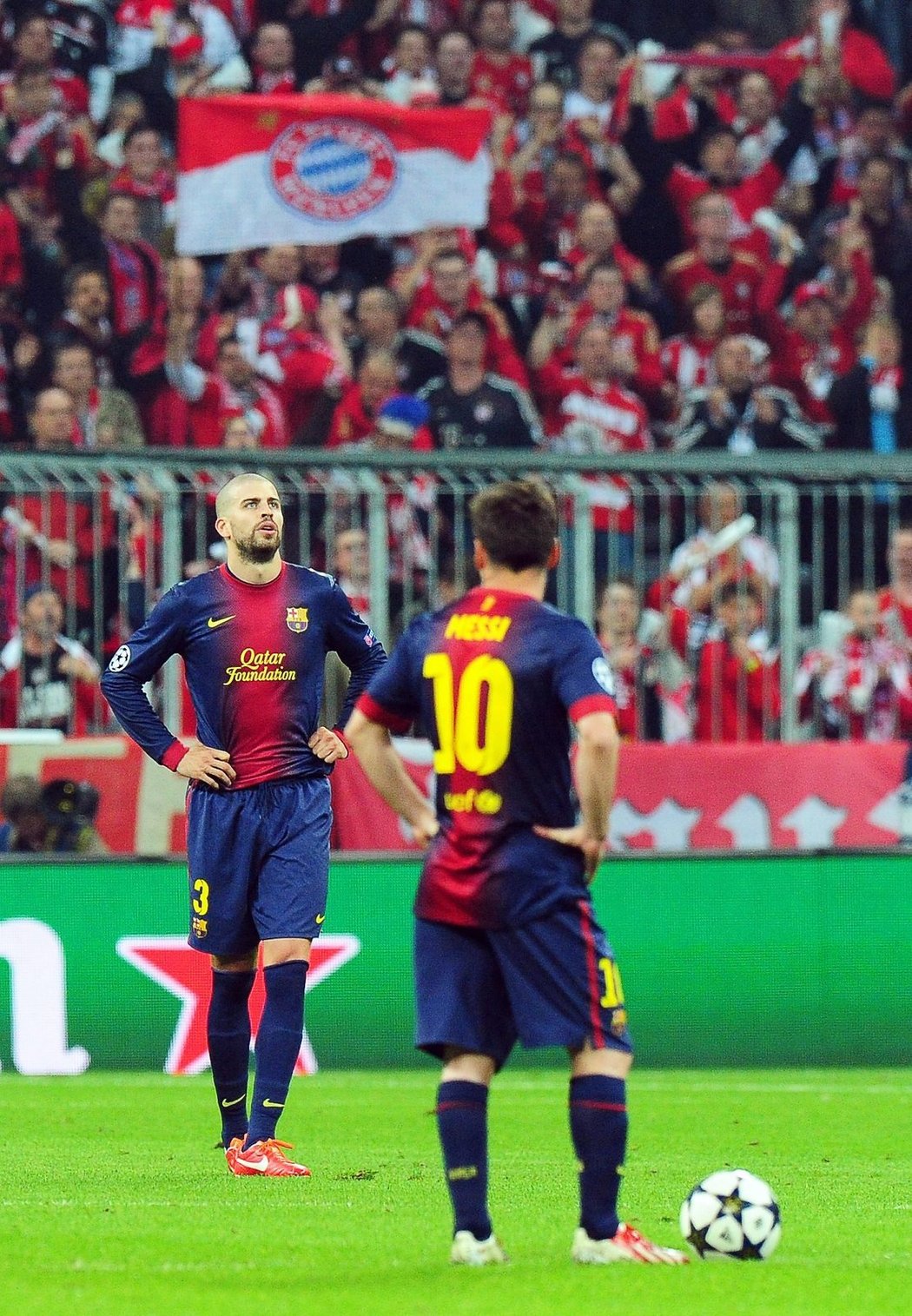 Obránce Barcelony Gerard Piqué zklamaně kráčí po mnichovském trávníku. Barca prohrála v úvodním semifinále Ligy mistrů s Bayernem 0:4