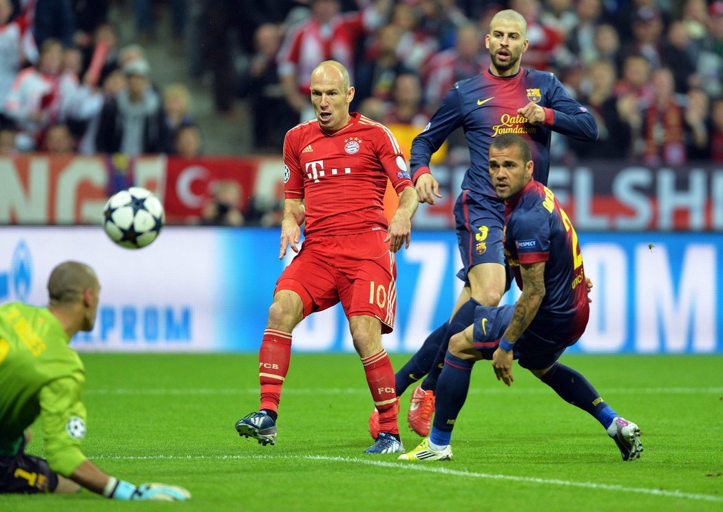 Barcelonský obránce Gerard Piqué jen sleduje, jak skončí útočná akce Bayernu. Katalánci prohráli v úvodním semifinále Ligy mistrů s Bayernem 0:4