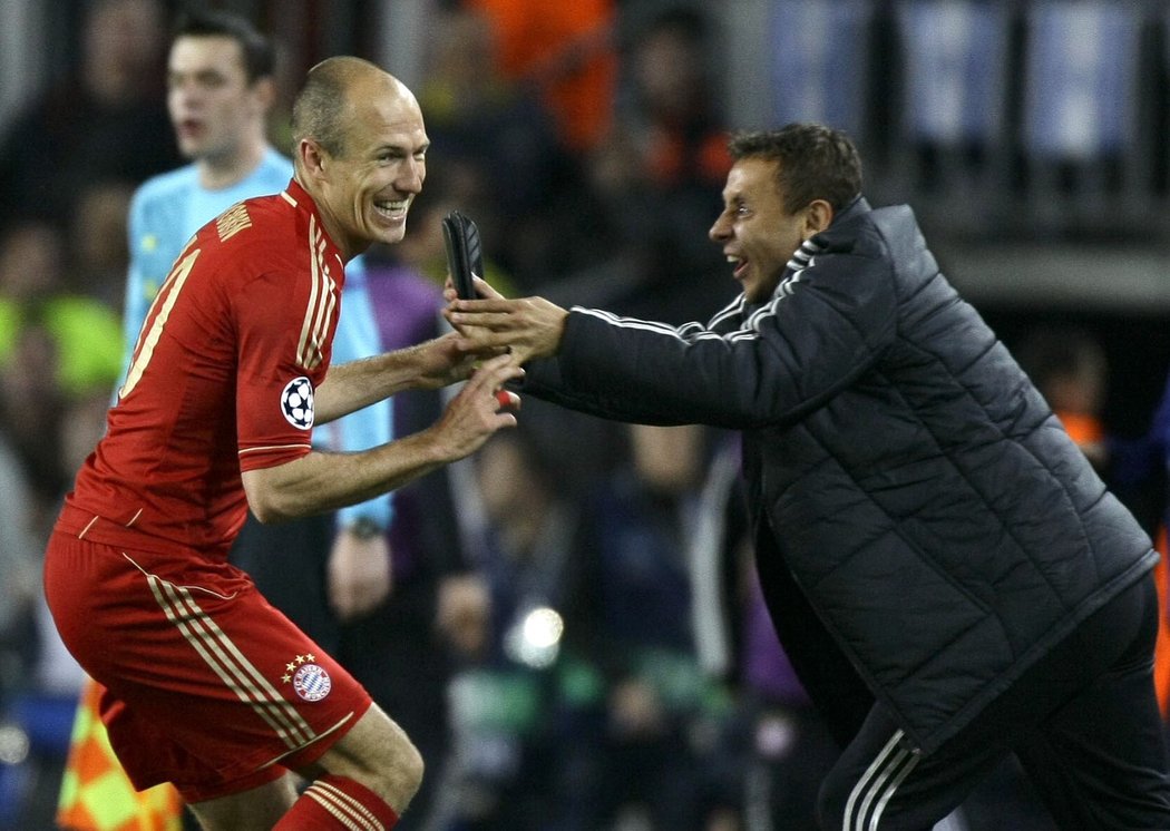 Bayern Mnichov potupil v odvetě semifinále Ligy mistrů Barcelonu na jejím stadionu, kde jí dal tři góly a mohl slavit postup do finále Ligy mistrů. Tam se utká s Dortmundem.  Radost měl pochopitelně i střelec první branky Arjen Robben.