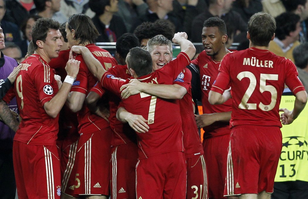 Bayern Mnichov potupil v odvetě semifinále Ligy mistrů Barcelonu na jejím stadionu, kde jí dal tři góly a mohl slavit postup do finále Ligy mistrů. Tam se utká s Dortmundem.