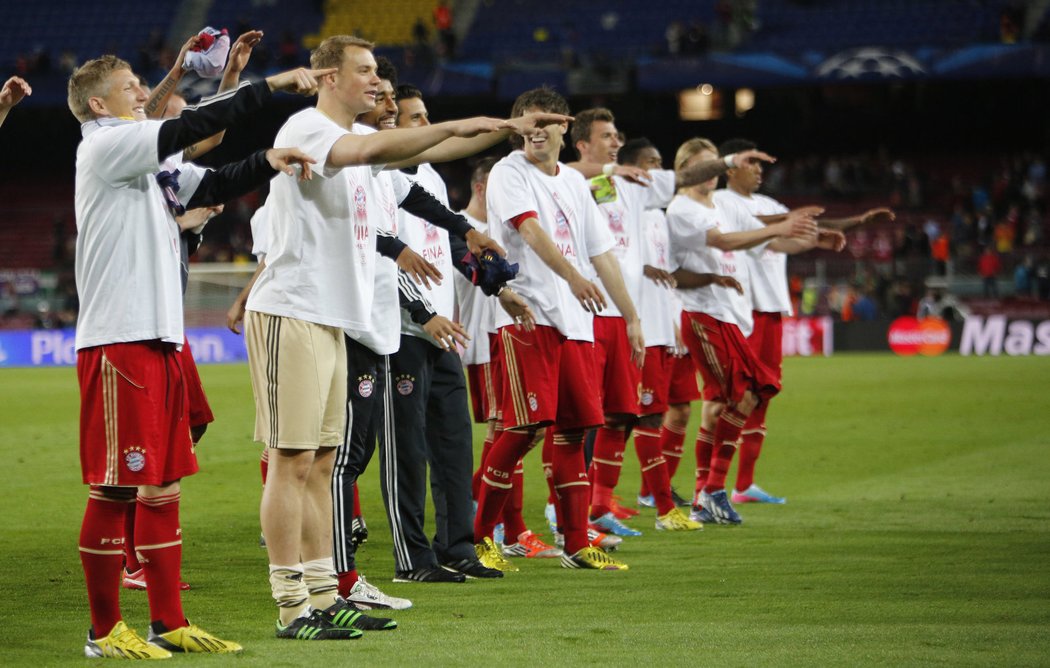 Fotbalisté Bayernu si užívají na Nou Campu oslavy postupu do finále Ligy mistrů. Barcelonu zostudili, v semifinálových bitvách jí dali sedm gólů, nedostali ani jeden