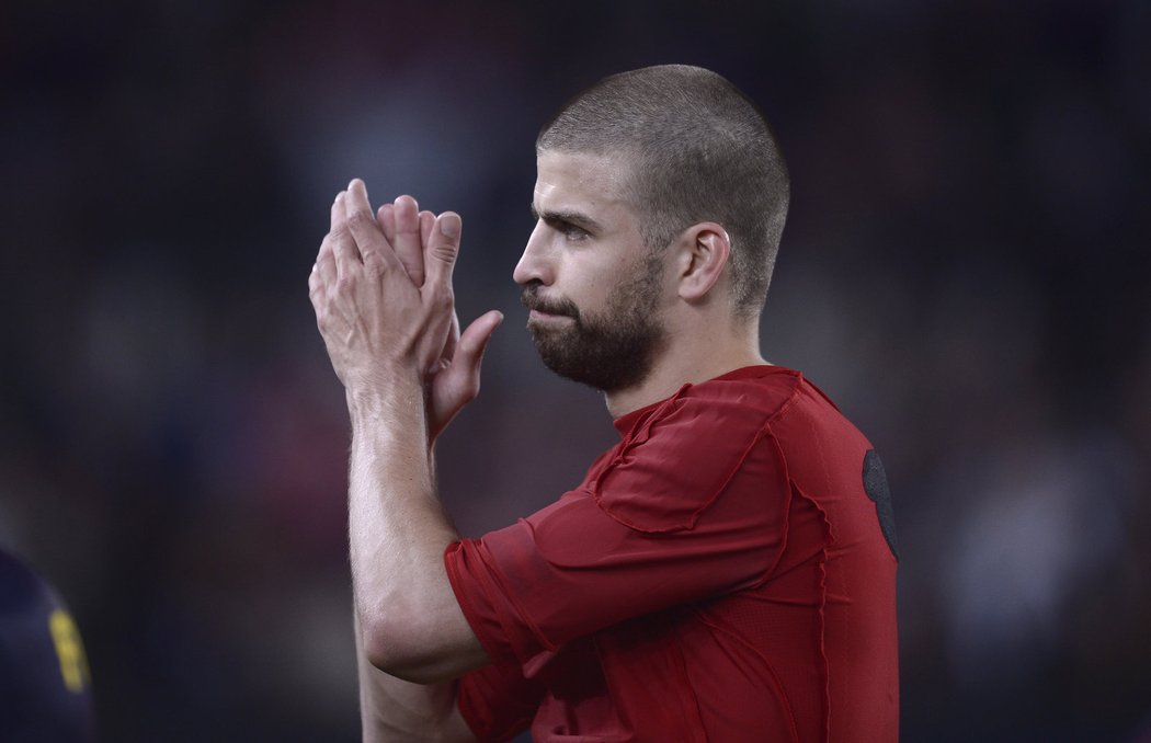 Obránce Barcelony Gerard Piqué tleská fanouškům na Nou Campu, dobře ale věděl, že jeho Barcelona byla v semifinále Ligy mistrů s Bayernem horším týmem a se soutěží se loučila debaklem