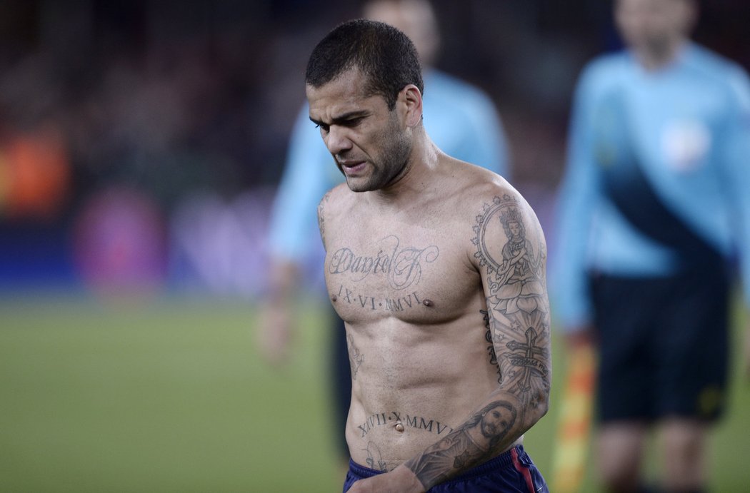 Obránce Barcelony Daniel Alves zklamaně kráčí po Nou Campu. Jeho tým prohrál v semifinále LM s Bayernem 0:3 a vypadl s ostudou