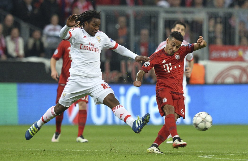 Talentovaný Renato Sanches (vlevo) v souboji s Thiagem z Bayernu