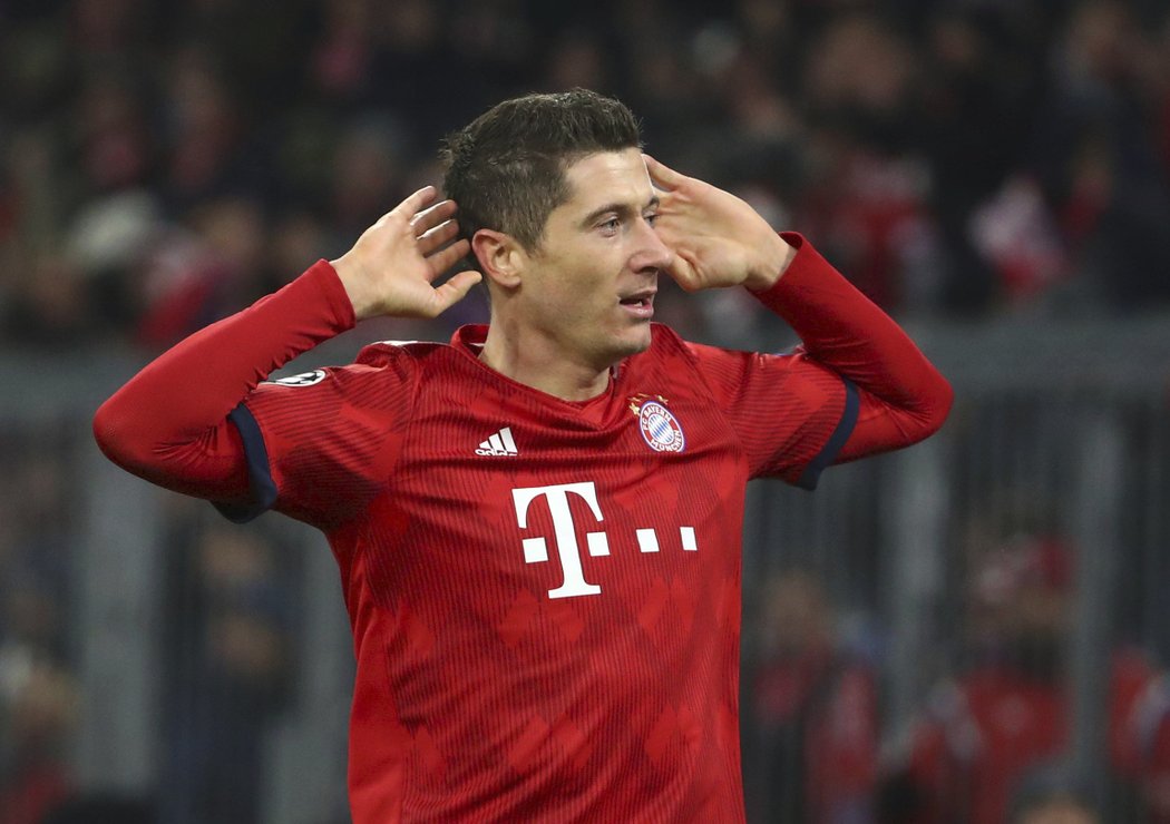 Robert Lewandowski se raduje z třetího gólu Bayernu proti Benfice Lisabon, který sám vstřelil