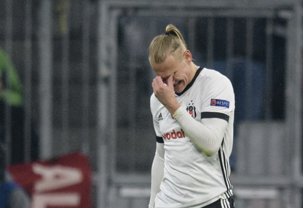 Obránce Domagoj Vida oslabil Besiktas v prvním poločase svým vyloučením