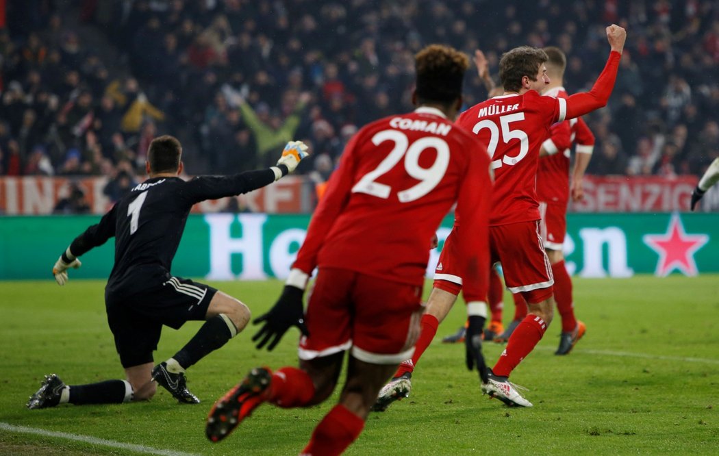 Hráči Bayernu slaví gól, který vsítil Thomas Müller