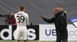 Pep Guardiola udílí pokyny Toni Kroosovi v zápase Bayernu Mnichov na CSKA Moskva