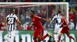 Obránce Bayernu David Alaba slaví svůj gól v síti Juventusu v úvodním čtvrtfinále Ligy mistrů