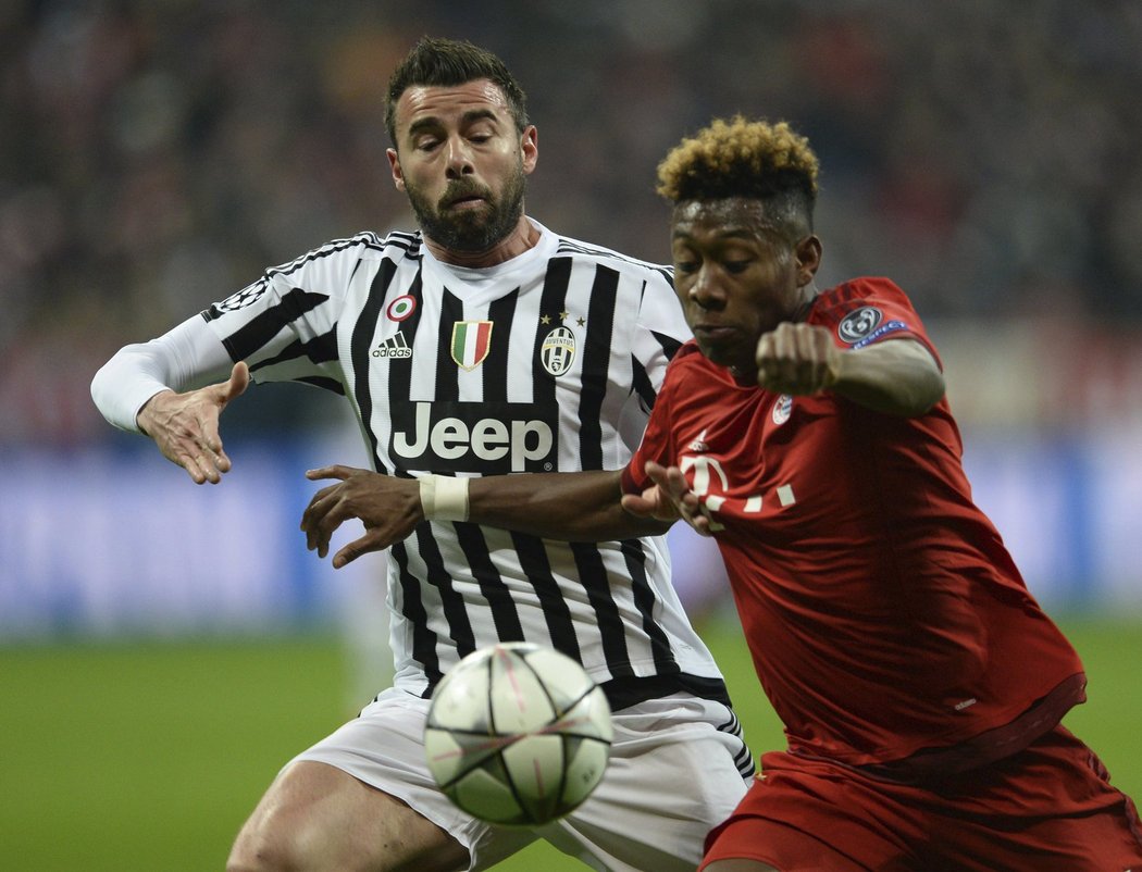 David Alaba a Andrea Barzagli z Juventusu si střihli sprinterský souboj