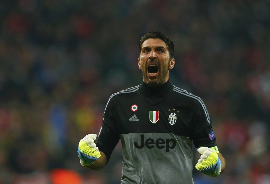 Brankář Juventusu Gianluigi Buffon měl z úvodní branky spoluhráče Paula Pogby velkou radost