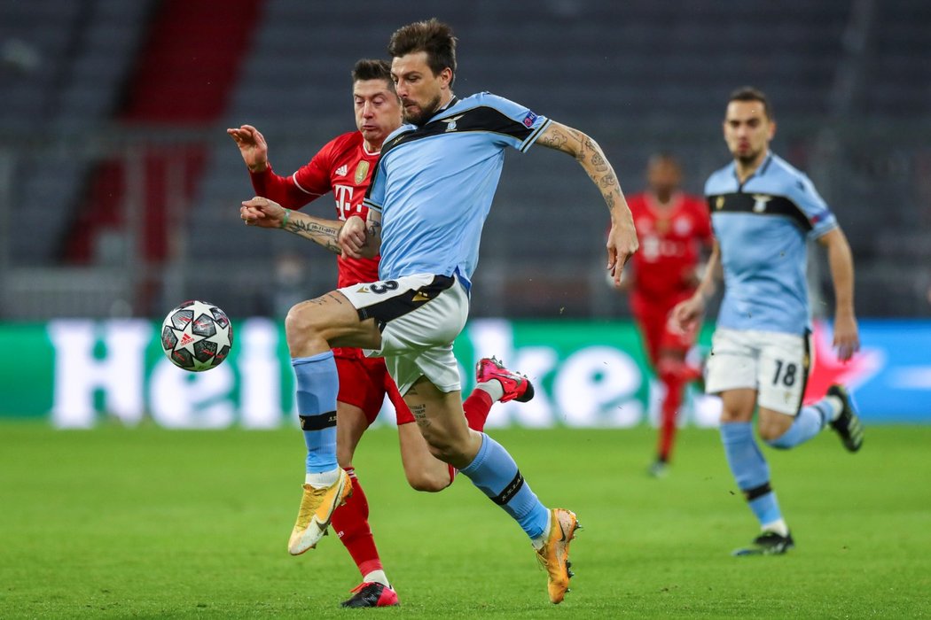 Francesco Acerbi z Lazia Řím v souboji s Robertem Lewandowskim z Bayernu