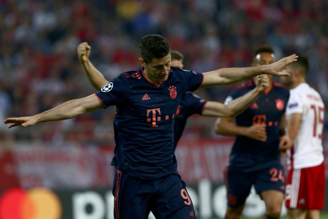 Radost Roberta Lewandovskiho z Bayernu Mnichov po gólu do sítě Olympiakosu