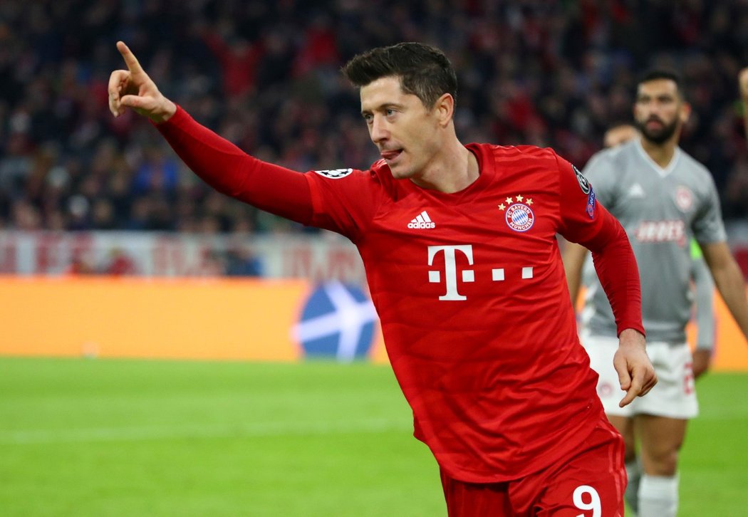 Robert Lewandowski oslavuje svou trefu v Lize mistrů do sítě Olympiakosu