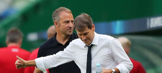 Kouč Lyonu Rudi Garcia se zdraví s trenérem Bayernu Flickem