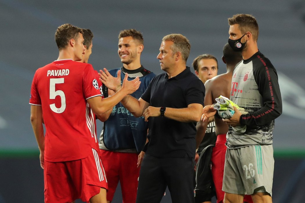 Kouč Bayernu Hans-Dieter Flick se raduje se svými svěřenci z postupu do finále Ligy mistrů