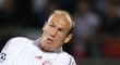 Arjen Robben se probijí přes hráče Lyonu