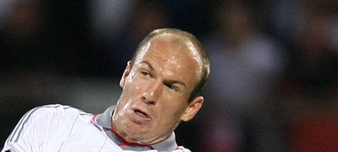 Arjen Robben se probijí přes hráče Lyonu