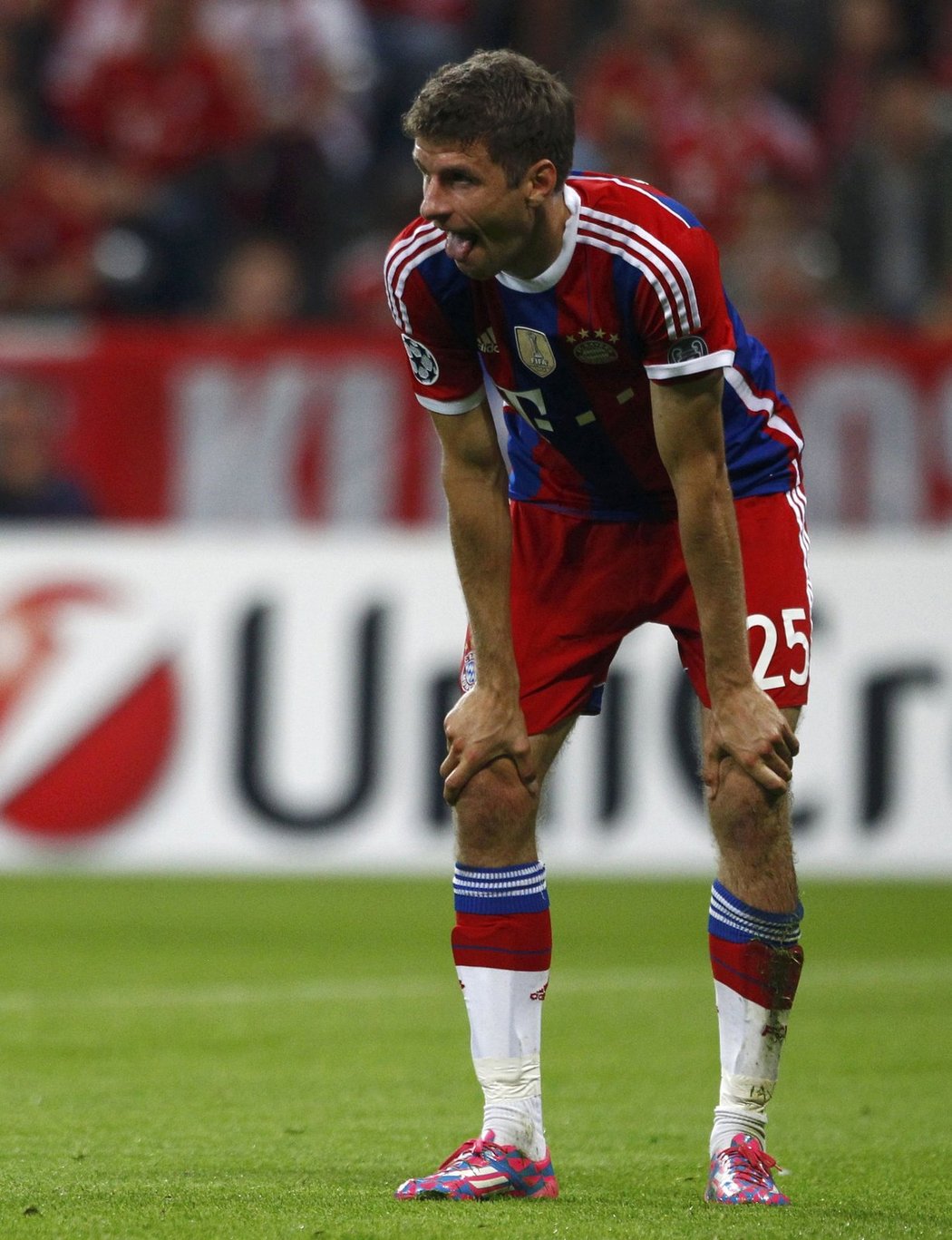 Jako první zahodil jasnou tutovku ve druhé minutě reprezentant Německa Müller.